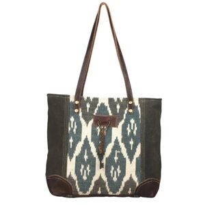 Myra Knotty Affair tote bag